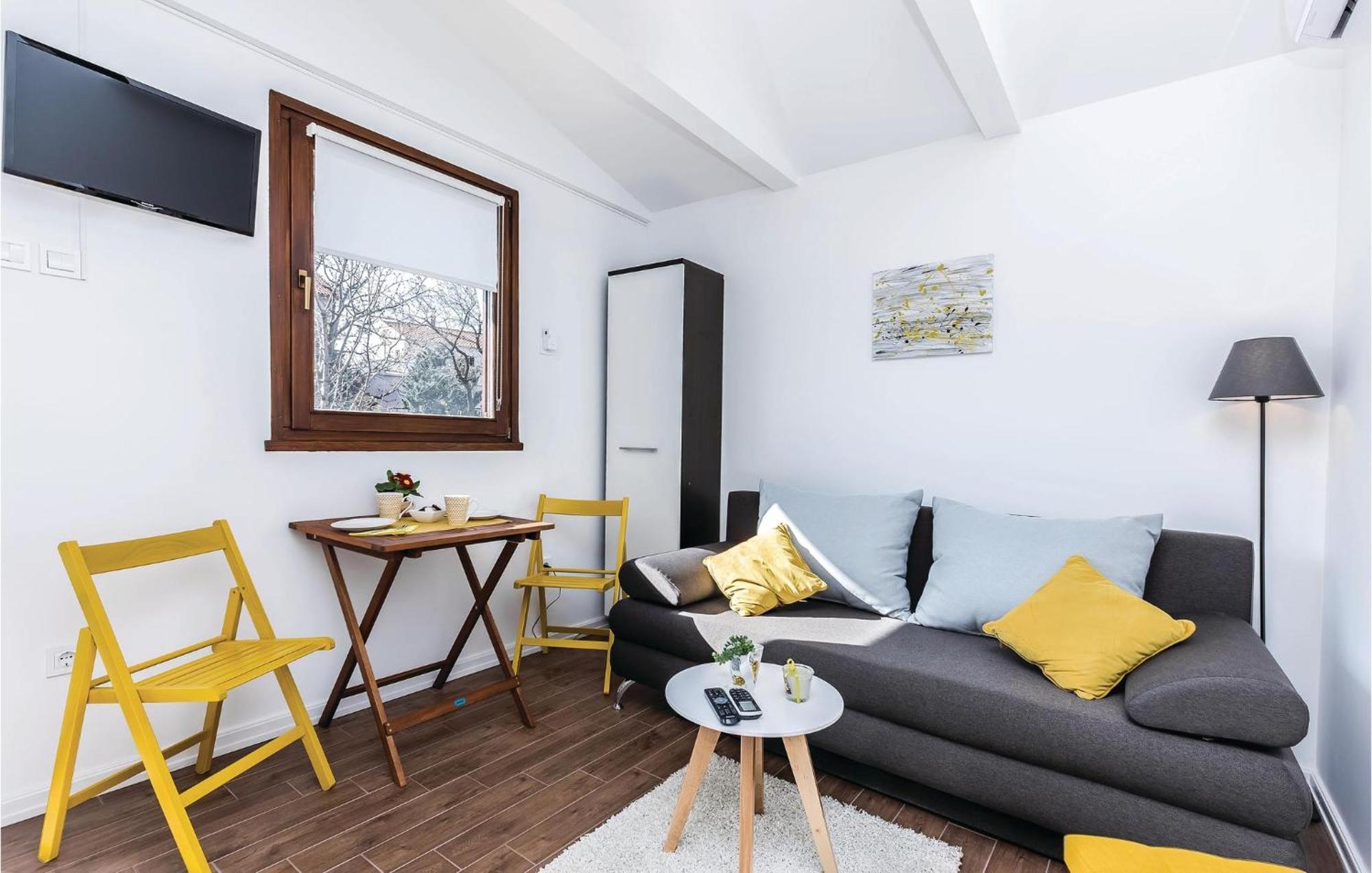 Cozy Home In Smrika With House A Panoramic View Exterior foto