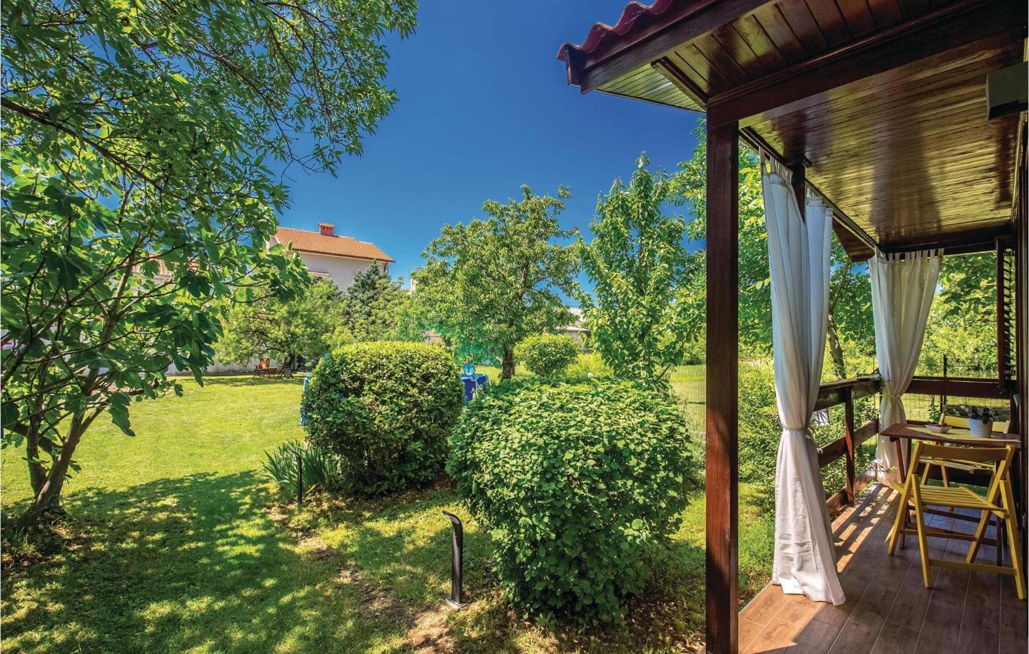 Cozy Home In Smrika With House A Panoramic View Exterior foto