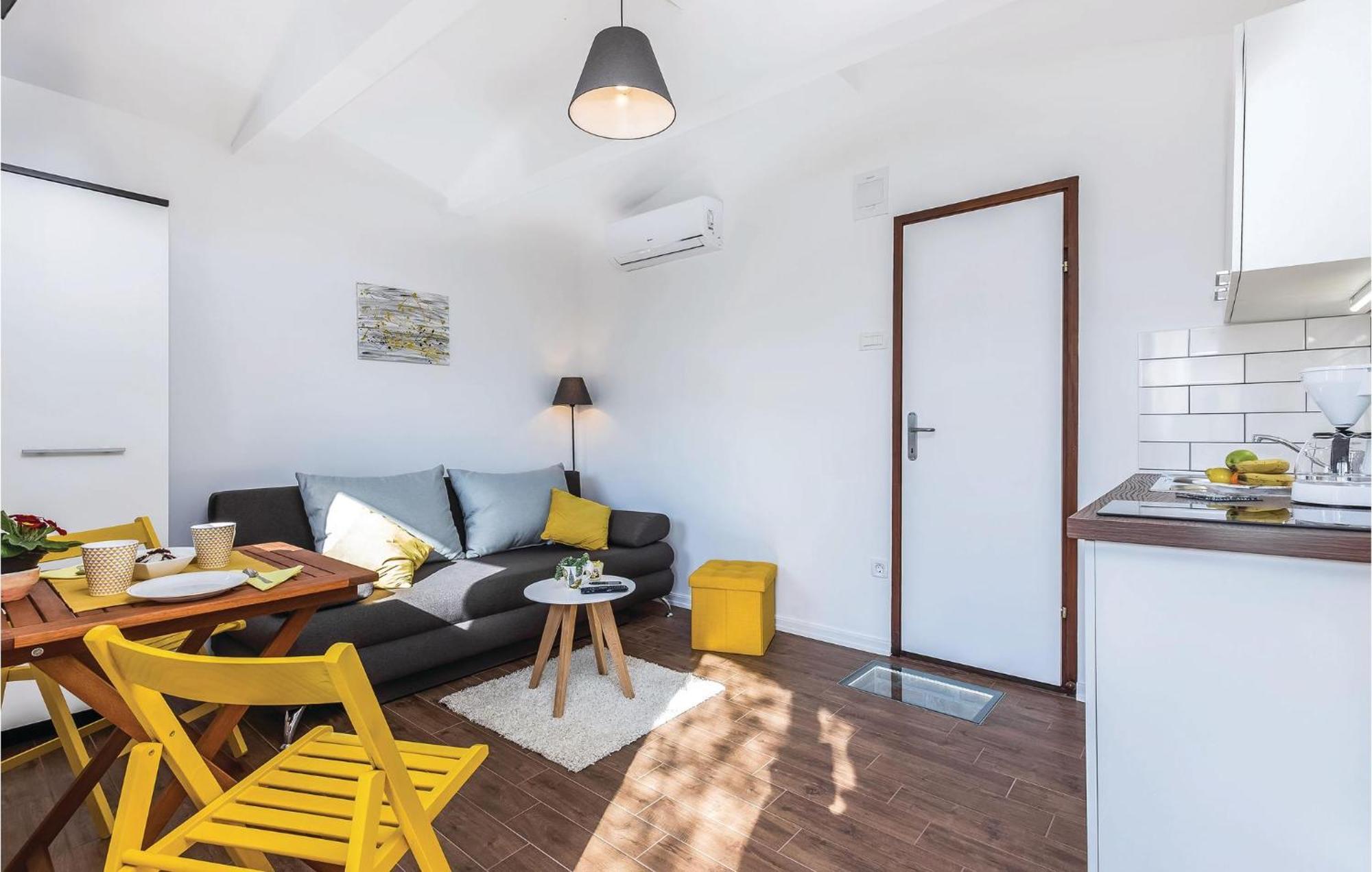 Cozy Home In Smrika With House A Panoramic View Exterior foto