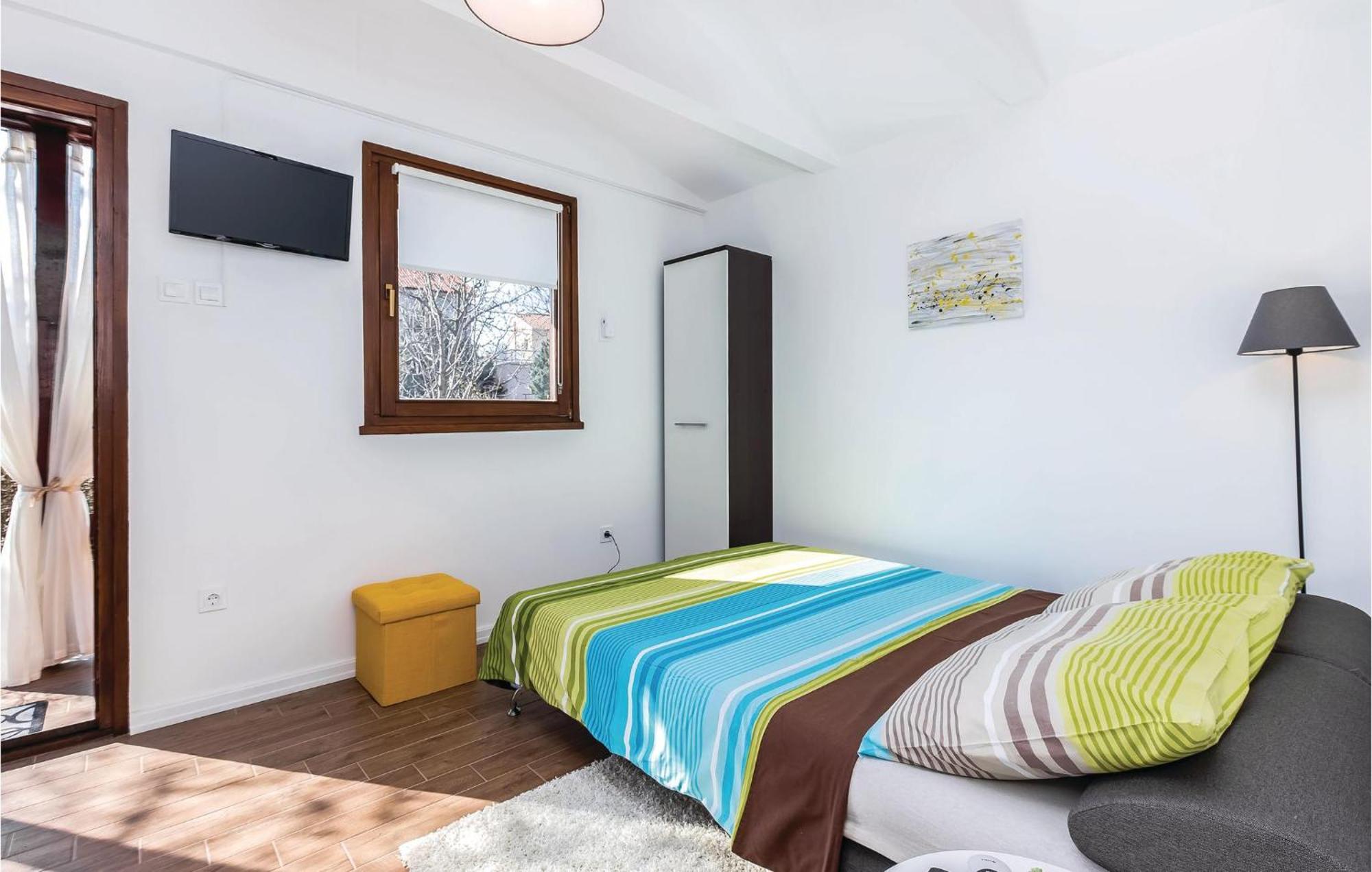 Cozy Home In Smrika With House A Panoramic View Exterior foto